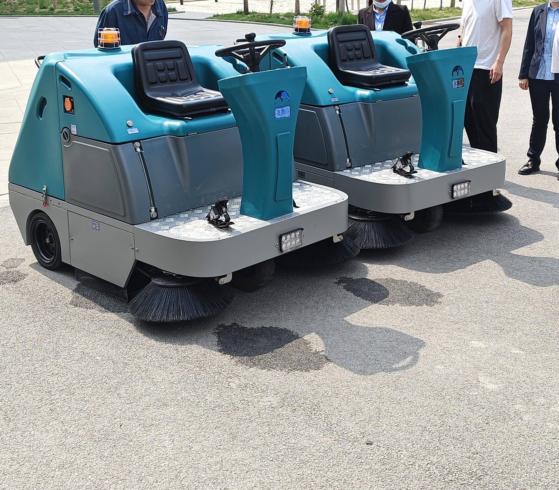 革新工廠物業清潔新紀元 清晨雨掃地車與掃拖一體車雙星閃耀 物業管理